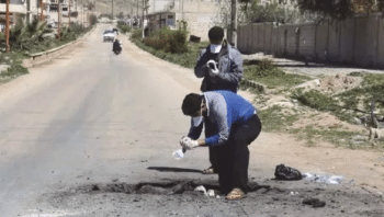 mencollectingsamplessceneallegedattack | MR Onlinenbsp | Two men collecting samples from scene of alleged chemical attack with almost no protection | MR Online
