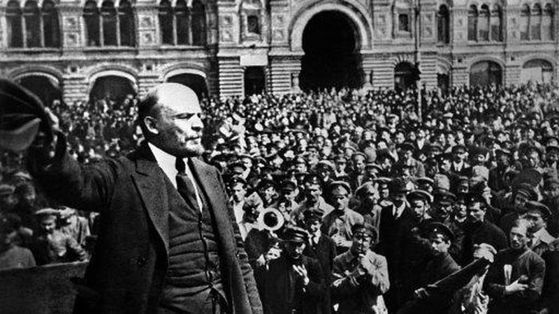 Lenin with a crowd